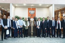 越南共产党代表团和印度人民党代表合影。（图片来源：VOV）