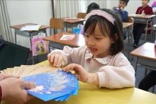 孩子们高兴地收到压岁钱。（图片来源：越通社）