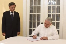 古巴共产党中央委员会第一书记、古巴共和国国家主席米格尔·迪亚斯-卡内尔·贝穆德斯在吊唁簿上留言。（图片来源：越通社）