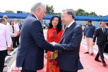 古巴共产党中央委员会第一书记、古巴共和国国家主席米格尔·迪亚斯-卡内尔·贝穆德斯前往何塞·马蒂机场送行苏林总书记、国家主席和夫人以及越南高级代表团。（图片来源：越通社）