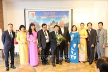 越南驻德国大使馆领导与十月文艺俱乐部新一届领导合影。（图片来源：越通社）