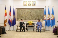 越共中央政治局委员、中央书记处常务书记武文赏会见柬埔寨人民党主席、柬埔寨王国首相洪森。（图片来源：越通社）