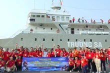 2023年越南侨团探访长沙岛县军民和海上高脚屋DK1之旅圆满结束。（图片来源：先锋报）