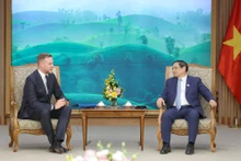 越南政府总理范明正会见立陶宛外交部长加布里埃利乌斯·兰茨贝吉斯。
