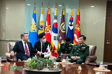 韩国国防部长官李钟燮会见黄春战上将。（图片来源：人民军队报）