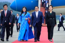 越南政府总理范明正和夫人抵达城南军用机场，开始对韩国进行正式访问。（图片来源：VGP）