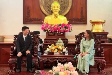 芹苴市人民委员会副主席阮氏玉叠会见中国广东汕头市副市长彭聪恩。（图片来源：越通社）