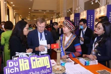 代表们参观越南各地展位。