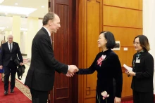 越共中央书记处常务书记张氏梅会见芬兰议会议长。（图片来源：越通社）