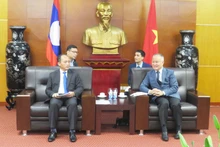 越南工贸部副部长陈国庆会见老挝工贸部副部长本腾•当沙万。（图片来源：越通社）