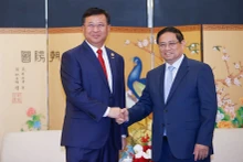 越南政府总理范明正（右）与中国铁建投资集团（CRCC）董事长戴和根（左）。（图片来源：越通社）