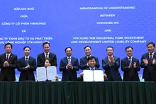 越南政府副总理兼外交部长裴青山与各位代表共同见证韩国企业协会与保兴投资股份公司签署合作协议。（图片来源：VGP）