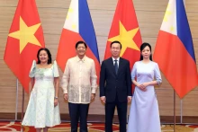 越南国家主席武文赏和夫人同菲律宾总统费迪南德·罗慕尔德兹·马科斯和夫人合影。（图片来源：越通社）