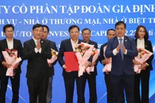 平阳省人民委员会主席武文明向20多个项目颁发投资许可证，总投资额超过17亿美元。（图片来源：越通社）