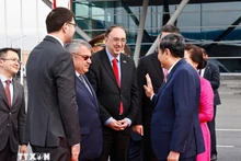 越南国会主席陈青敏与夫人和越南国会高级代表团送行仪式。（图片来源：越通社）