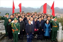河江省委书记侯阿令率领工作代表团出席在龙鼓国家旗台举行的升旗仪式。（图片来源：越通社）