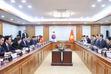 越南政府总理范明正与韩国国务总理韩德洙举行会谈。（图片来源：越通社）