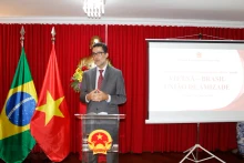 巴西外交部负责亚太地区事务副部长爱德华多·佩斯·萨博亚发表讲话。（图片来源：越通社）