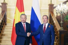 越共中央总书记苏林和俄罗斯统一俄罗斯党主席德米特里·梅德韦杰夫。（图片来源：越通社）