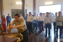 范明正总理在阮生色副榜遗迹区敬香。