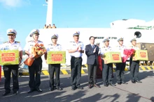 越南海军第四军区向长沙运送年礼。