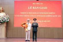 公安部副部长范世松中将宣布任命范黄蝶大校为国家航空安全中心主任的决定。 （图片来源：越通社）