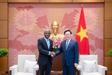 越南国会主席王廷惠会见国际劳工组织总干事吉尔伯特·洪博。