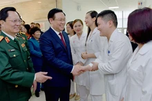 国会主席与医院医师队伍亲切握手。（图片来源：国会官网）