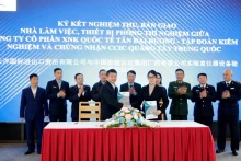 越南新大洋国际进出口股份有限公司与中国检验认证集团广西有限公司北仑二桥口岸农产品和食品实验室仪器设备验收移交仪式。（图片来源：越通社）
