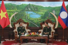 老挝国防部部长卡姆梁·欧塔凯松上将会见越南国防部部长潘文江大将。