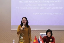 武氏映春副主席会见越南驻克罗地亚大使馆工作人员。（图片来源：越通社）