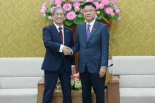 越南政府副总理黎成龙会见日本名古屋大学校长杉山直。（图片来源：moj.gov.vn）