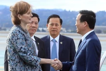 越南国家主席武文赏一行抵达美国旧金山国际机场，开始应邀出席2023年亚太经合组织领导人会议周和在美国开展系列双边活动之行。图为在机场举行的武文赏主席欢迎仪式。（图片来源：越通社）
