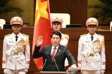 国家主席梁强宣誓就职。