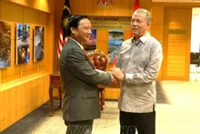 越南国会副主席阮克定（左）与马来西亚副总理法迪拉·尤索夫。（图片来源：越通社）