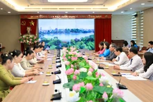河内市委常务副书记阮文峰在河内会见了由老挝妇联中央委员、万象市委委员、万象首都妇联主席连卡·维拉帕尼率领的代表团