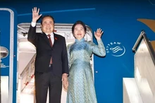 乌方在塔什干国际机场为越南国会主席陈青敏一行举行欢送仪式。
