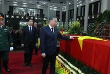 由苏林总书记率领的越共中央委员会代表团前往吊唁原国家主席陈德良。（图片来源：越通社）