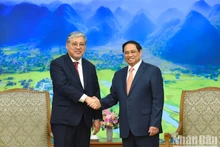 越南政府总理范明正会见菲律宾外交部长恩里克·马纳洛。