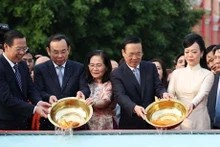 武文赏和夫人与各位领导和侨胞代表参加鲤鱼放生仪式。图片来源：越通社