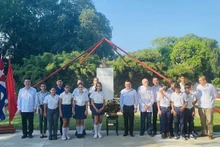 黎国明一行在哈瓦那以胡志明主席命名的公园向胡志明主席献花。（图片来源：越通社）