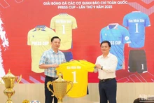 越南家庭杂志总编辑胡明战介绍第九届Press Cup比赛球衣。
