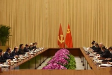 越共中央政治局委员、胡志明国家政治学院院长、中央理论委员会主席阮春胜会见中共中央政治局常委、中央书记处书记、中央办公厅主任蔡奇。