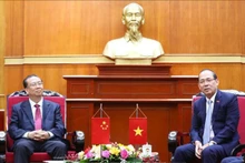 越南祖国阵线中央委员会副主席黄功始（右）和中国云南省政协主席刘晓凯。（图片来源：越通社）