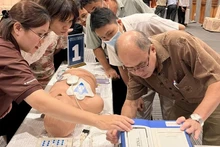 医务人员参加培训班。（图片来源：人民军队报）