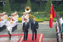 国家主席梁强和保加利亚总统鲁门·拉德夫检阅越南人民军仪仗队。