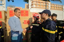 阮明姜上校向缅甸社会福利和救济安置部灾害管理司司长移交救灾物资。 （图片来源：黎黄从缅甸发来）