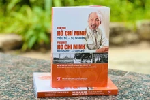 《胡志明主席的传记与生涯》越英双语版书籍问世。（图片来源：越通社）