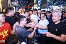 范明正总理同英伟达首席执行官黄仁勋体验河内夜景。（图片来源：越通社）