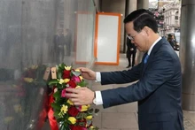 越南国家主席武文赏向在伦敦的胡志明主席纪念碑献花。（图片来源：越通社）